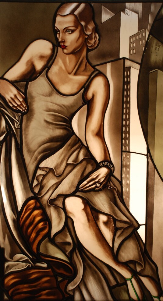 fotografia di vetrata artistica raffigurante opera di tamara de lempicka