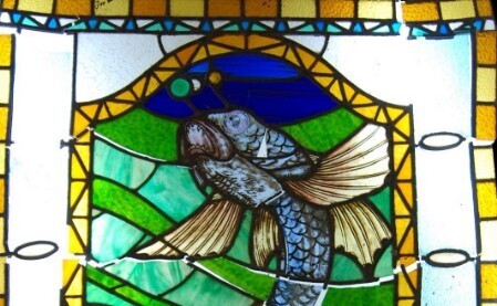 restauro vetrata artistica con pesce
